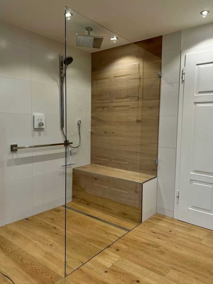 eine begehbare dusche mit integrierter sitzbank.